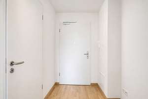 Urban wohnen. Im Grünen leben. Penthousegefühl: Moderne 3-Zimmerwohnung mit Südwestbalkon – Die vollständige Adresse der Immobilie erhältst du vom Anbieter., 80686 Land in Sonne, München – Vorschaubild 2