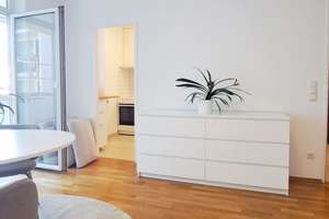Lichtdurchflutetes, vollmöbliertes 1-Zimmer-Apartment mit Südbalkon und separater Küche – Wolfgang-Borchert-Weg 1, 81927 Johanneskirchen, München – Vorschaubild 2