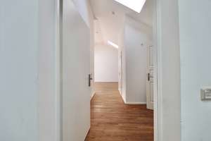 LICHTDURCHFLUTETE DACHGESCHOSSWOHNUNG MIT SONNIGER TERRASSE -  OFFENE WOHNLOUNGE -  ZENTRAL & RUHIG – Koppenstraße 25 tp, 10243 Friedrichshain, Berlin – Vorschaubild 2