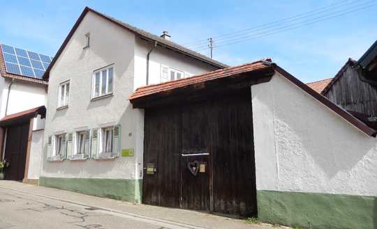Großes Anwesen in ruhiger sonniger Ortslage, baubiologisch und energetisch saniert.