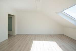 Helle Dachwohnung im Altbau - frisch renoviert, Tageslichtbad, schickes Laminat/Vinyl - bezugsfertig – Oederaner Straße 14, 1159 Löbtau-Nord, Dresden – Vorschaubild 7