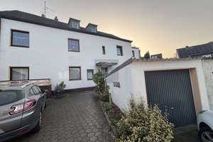 Charmante DG-Whg. mit großzügigem Balkon in gepflegtem Mehrfamilienhaus