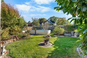 Bremen-Obervieland: Idyllische, lichtdurchflutete Doppelhaushälfte mit Pool und Einliegerwohnung