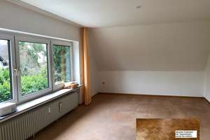 Schöne Eigentumswohnung ! Balkon ! Garage ! Kleines Mehrfamilienhaus