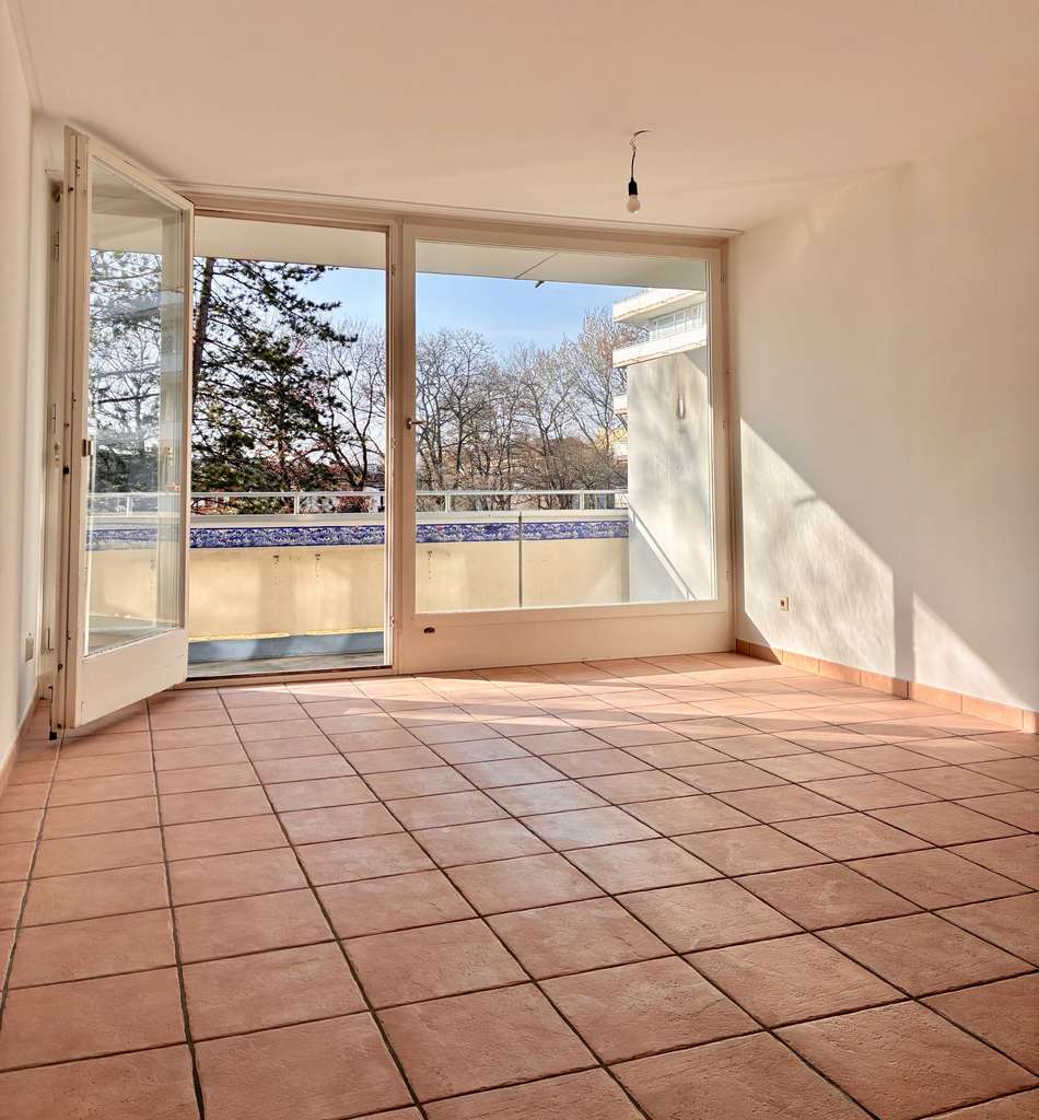 Immobilie in Planegg - Helle 2-Zimmer-Wohnung mit Westbalkon und Blick ins Grüne - Bild 1