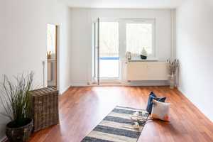 3-Raum-Wohnung und eine Schule im Wohnumfeld – Ludwig-Kühn-Str. 7, 9123 Chemnitz – Vorschaubild 1
