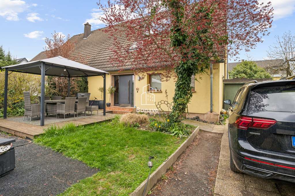 Immobilie in Swisttal - Familienfreundliche Doppelhaushälfte mit Terrasse, Garten und abschließbarer Garage - Bild 0