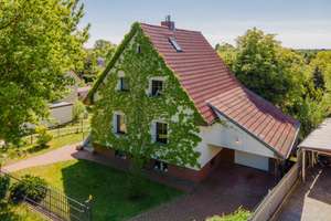 Einfamilienhaus in Kaulsdorf - Mit drei Bädern/WCs, Kamin, Garage, wohnlichem Souterrain – Die vollständige Adresse der Immobilie erhältst du vom Anbieter., 12621 Kaulsdorf, Berlin – Vorschaubild 3