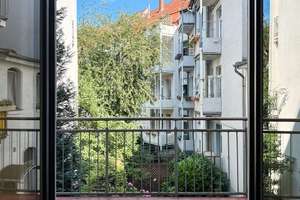 Charmante Eigentumswohnung mit Kamin und Balkon im 1. Obergeschoss