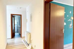 "Harmonische 3-Zimmer-Wohnung mit Balkon, Stellplatz, Gäste-WC und viel Stauraum" – Friedrichsgrüner Straße 11, 8112 Wilkau-Haßlau – Vorschaubild 2