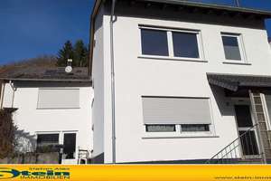 Angenehmes Zweifamilienhaus in ruhiger Lage mit kleinem Gärtchen und 2 Pkw-Stellplätzen. – Im Hohlenfels 12, 55606 Kirn – Vorschaubild 1
