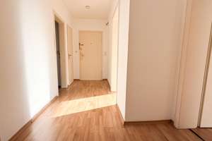 Helle 3-Zimmer-Wohnung mit Balkon und einladender Mansarde in begehrter Citylage – Die vollständige Adresse der Immobilie erhältst du vom Anbieter., 30165 Vahrenwald, Hannover – Vorschaubild 2