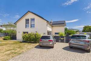 - Wohntraum - KfW-70-Haus mit Kamin, PV-Anlage und 927 m² Grundstück in Ruhiger Lage von Echzell – Die vollständige Adresse der Immobilie erhältst du vom Anbieter., 61209 Echzell – Vorschaubild 1