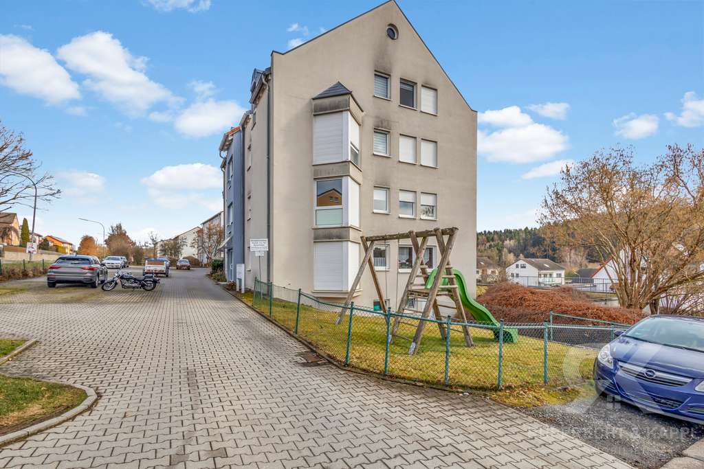 Immobilie in Neustadt an der Waldnaab - Gepflegte 2-Zimmer-Erdgeschosswohnung mit Südbalkon und Stellplatz in bester Lage Neustadt´s - Bild 2