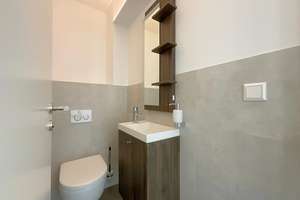 Gauting! Ganz oben! Stilvolle, modernisierte 4-Raum-Wohnung mit Sonnenbalkon u. Einbauküche! – Die vollständige Adresse der Immobilie erhältst du vom Anbieter., 82131 Gauting – Vorschaubild 8