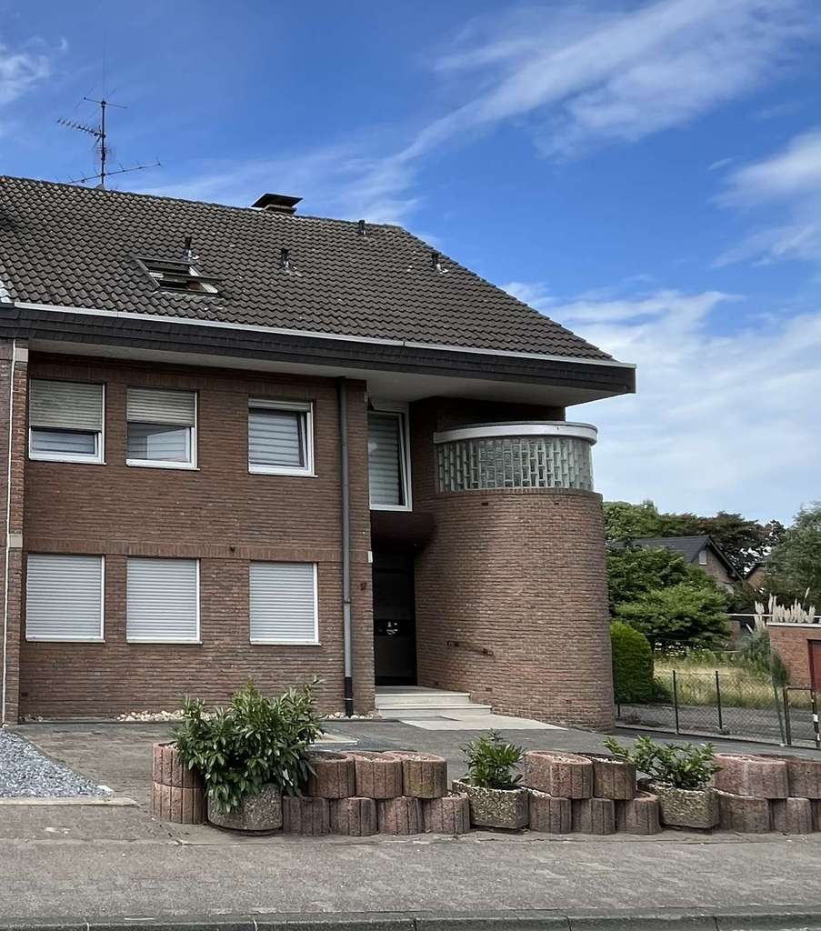 Immobilie in Dormagen - Vermietetes Mehrfamilienhaus mit Entwicklungspotenzial in Dormagen-Zons - Bild 0