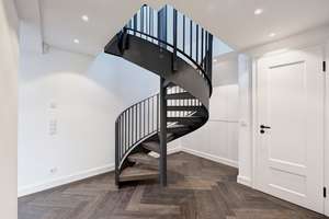 Luxuriöses Wohnen auf zwei Ebenen – Design-Maisonette im Altbaujuwel – Holbeinstraße 17, 81679 Altbogenhausen, München – Vorschaubild 13