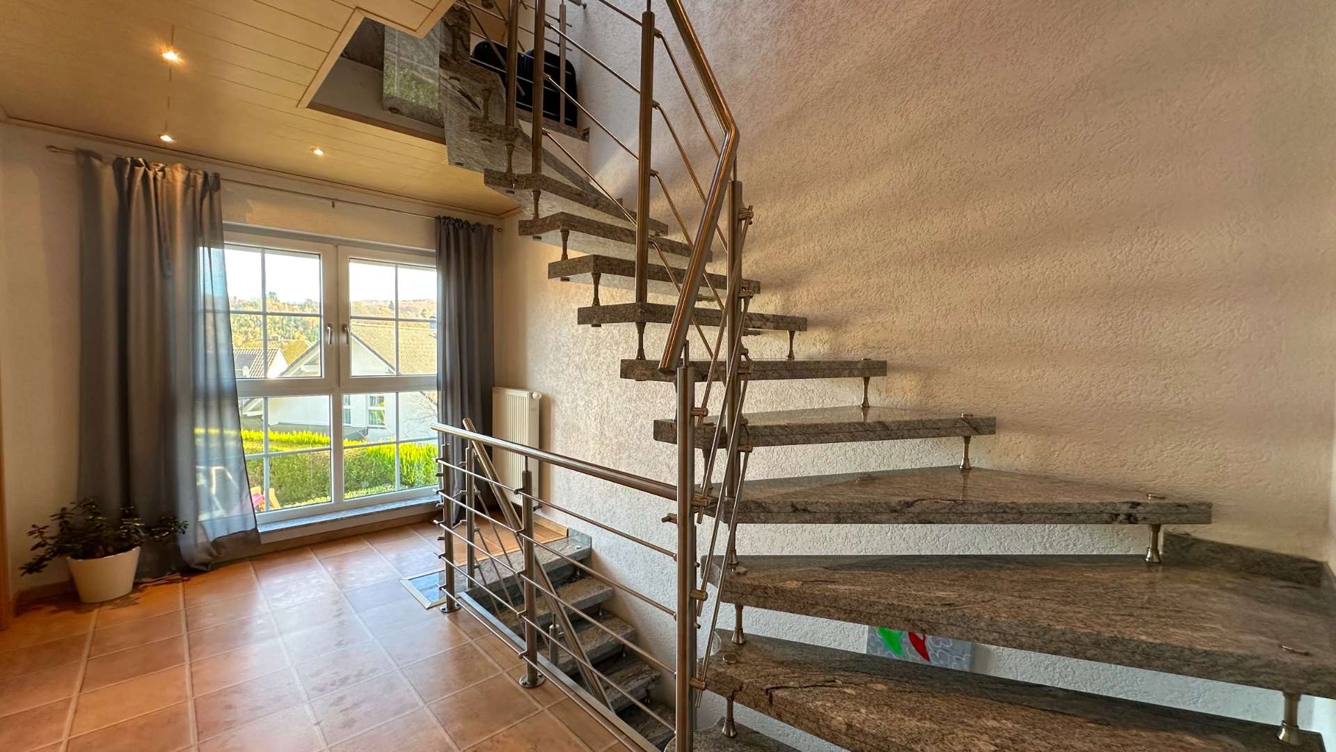 Immobilie in Kirchen (Sieg) - Gepflegtes Einfamilienhaus mit großer Terrasse, Garten und Garage in Kirchen - Bild 1