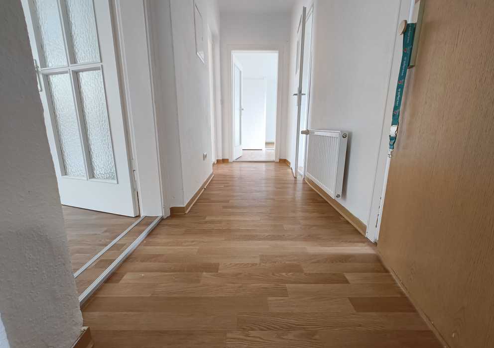 4-Zimmer-Wohnung mit Dusche und Balkon