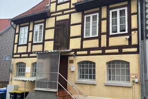Wohngebäude mit bestehender Dachgeschosswohnung und flexibler Raumaufteilung – Untere Mühlenstraße 1, 31061 Alfeld (Leine) – Vorschaubild 1