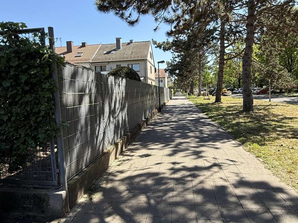 Gehweg längs zum Grundstück