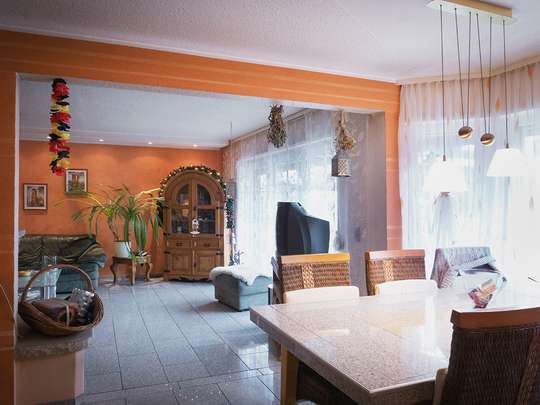 Attraktive Doppelhaushälfte mit Kamin, Pool und Sauna auf kleinem Grundstück - Bild 3