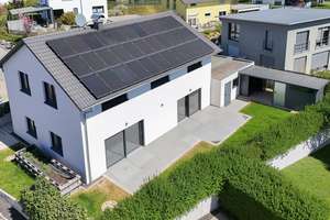 Fernblick & große Sonnenterrasse: Mit Doppelgarage, 2 Bädern, Kaminofen, PV-Anlage, EBK, bezugsfrei! – Die vollständige Adresse der Immobilie erhältst du vom Anbieter., 78078 Niedereschach – Vorschaubild 3