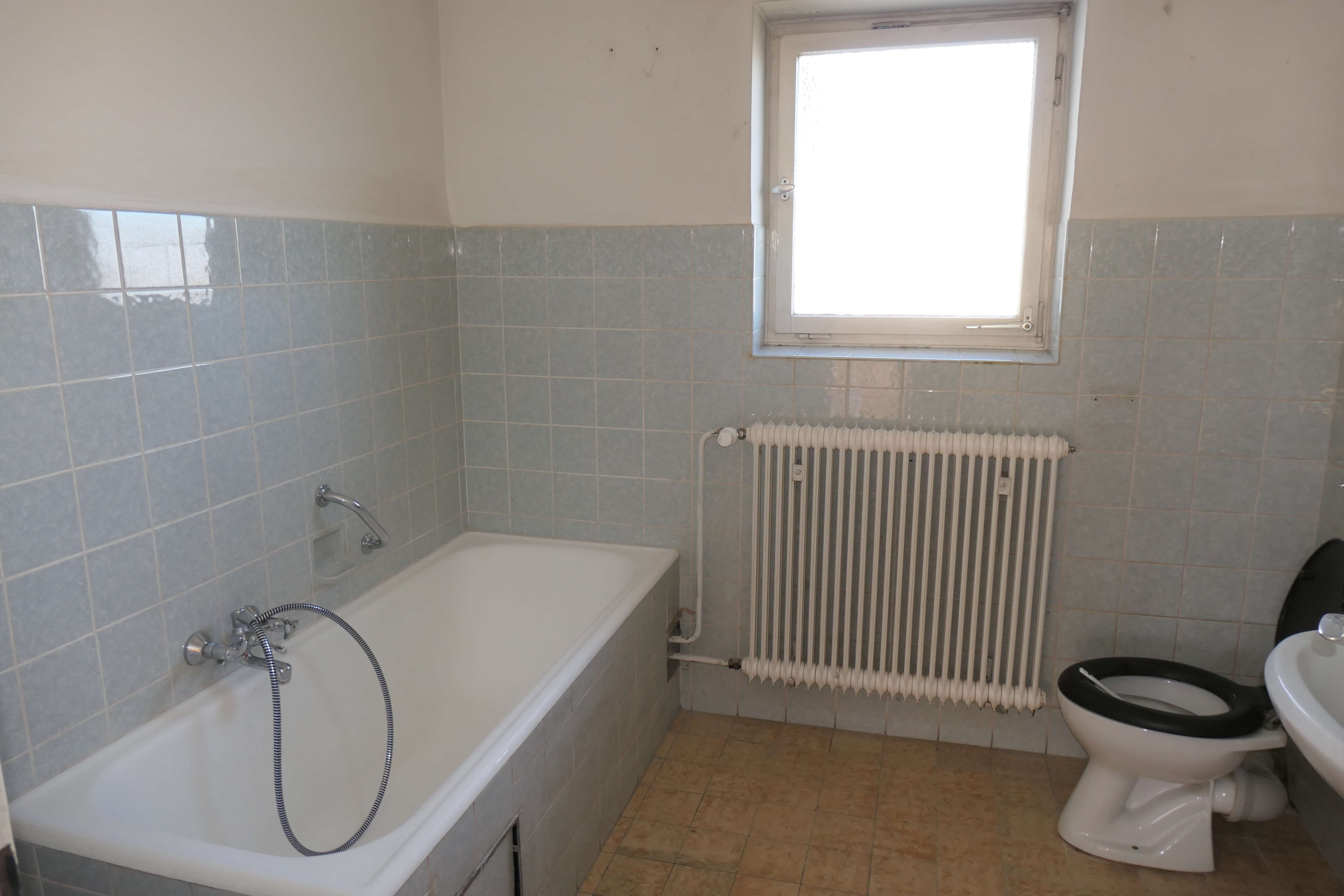 Immobilie in Mainburg - Top Lage! Nähe Salvatorberg! Renovierungsbedürftiges Wohnhaus mit 2 Wohneinheiten und Garagen - Bild 3