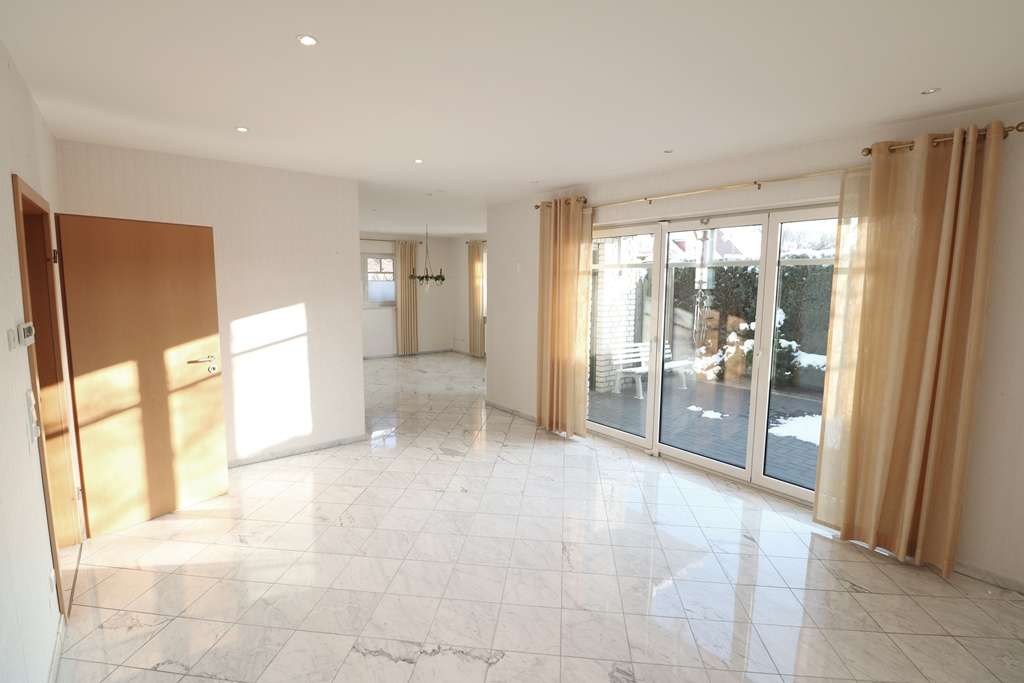 Immobilie in Cloppenburg - Schickes, topgepflegtes Zweifamilienhaus mit Garagen- und Geräteanbau sowie schönem Garten - Bild 5