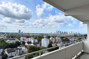 SKYLINE IM BLICK – Gut geschnittene 3-Zimmer-Wohnung mit Gestaltungspotenzial – 60385 Bornheim, Frankfurt am Main – Vorschaubild 1