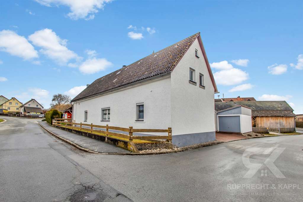 Immobilie in Püchersreuth - Mit Charme und Wohngefühl: Kleines und renoviertes Einfamilienhaus mit Garage und Carport bei NEW - Bild 1