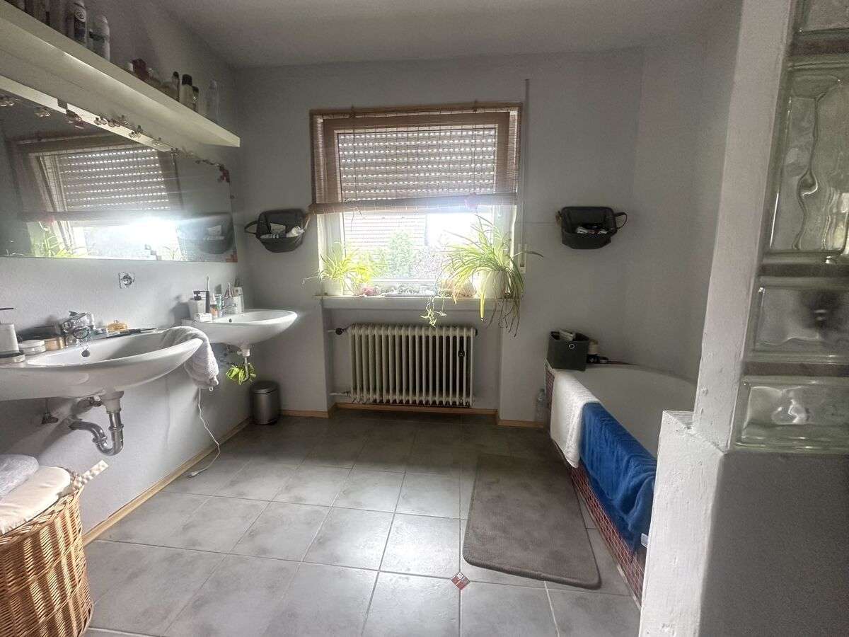 Immobilie in Kahl am Main - Großzügiges Einfamilienhaus auf weitläufigem Grundstück – Potenzial für weitere Bebauung - Bild 2