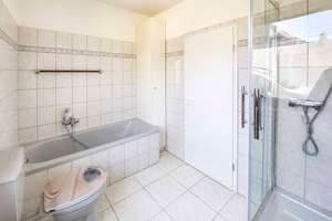 Zentral & ruhig: Barrierearmer Bungalow mit Wintergarten, Garten und 2 Garagen – Die vollständige Adresse der Immobilie erhältst du vom Anbieter., 46045 Altstadt-Süd, Oberhausen – Vorschaubild 6