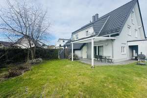 Kompakte, gepflegte Doppelhaushälfte mit Ausbaupotenzial, Garten und Doppelcarport!