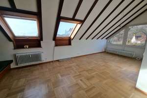 Helle 3-Zi.-Dachgeschosswohnung mit EBK und Garage