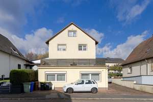 Solide Substanz in ruhiger Lage – ein Mehrfamilienhaus, das heute nur noch selten am Markt erscheint – Die vollständige Adresse der Immobilie erhältst du vom Anbieter., 63683 Ortenberg – Vorschaubild 2