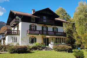 Achtung Liebhaber!  Eine stilvolle Landhaus-"Villa" möchte wieder im alten Glanz erstrahlen! – Dürnbachstraße 1, 83727 Miesbach (Kreis) – Vorschaubild 1