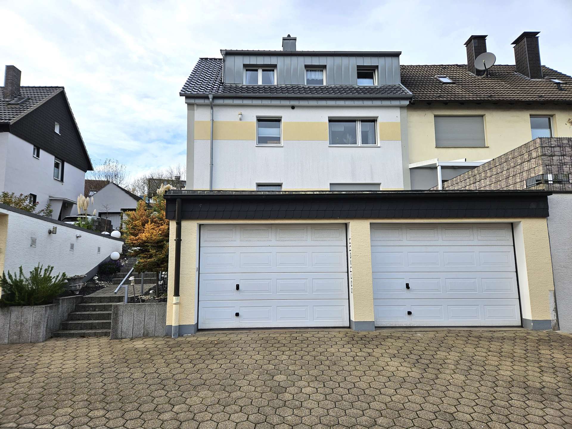 Modernisiertes 1-2-Familienhaus mit 3 Garagen und attr. Garten in guter und ruhiger Lage in Wetter, Ennepe Ruhr Kreis – Bild 3