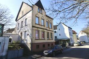 Viel Potenzial für Neues. 2-Familienhaus aus der Gründerzeit mit Garten