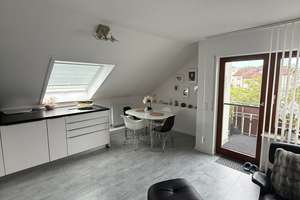 CYRIL HEYNE REAL ESTATE präsentiert: Modern-sanierte 2-Zi-DG-Wohnung mit Balkon und EBK  & Hobbyraum – Die vollständige Adresse der Immobilie erhältst du vom Anbieter., 70378 Hofen, Stuttgart – Vorschaubild 2