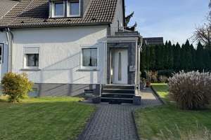 Feines kleines Haus mit tollem Garten und Doppelgarage