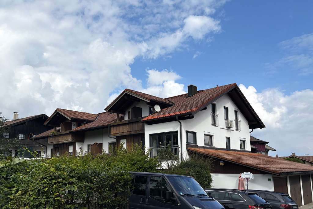 Immobilie in Bernau am Chiemsee - REH in Bernau mit DHH Charakter und kleinem Garten – sofort frei - Bild 0
