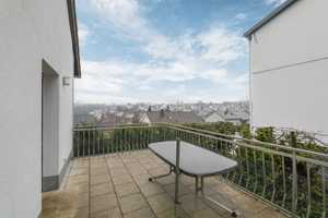 *Reserviert* - Gepflegtes Zweifamilienhaus mit tollem Ausblick, Doppelgarage und Garten! – Enzkreis – Vorschaubild 1