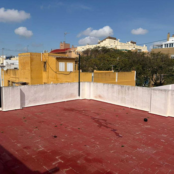 HERRLICHES HAUS ZU RENOVIEREN MIT GROSSER TERRASSE MIT BLICK AUF DIE AVENIDA DEL EJERCITO.