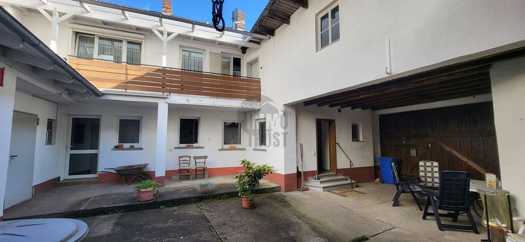 Immobilie in Neubrunn - Ein prachtvolles Anwesen mit zwei großen Scheunen - Bild 3