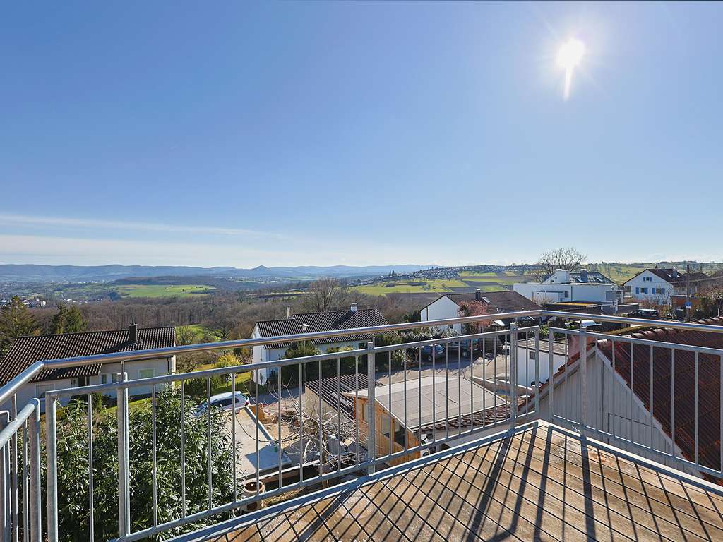 Immobilie in Schlaitdorf - Moderne, helle Dachgeschoss-Wohnung mit Süd-Balkon und fantastischem Fernblick - Bild 0