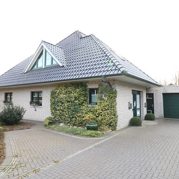 Schickes, topgepflegtes Zweifamilienhaus mit Garagen- und Geräteanbau sowie schönem Garten