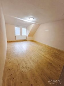 Viel Platz auf zwei Ebenen: Dachgeschoss-Wohnung mit Studio in Sulz am Neckar