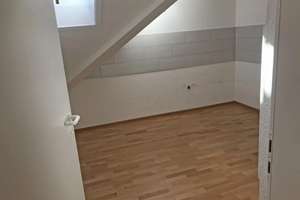 Helle 4-Zimmer-Dachgeschosswohnung mit überdachtem Stellplatz zu vermieten – Die vollständige Adresse der Immobilie erhältst du vom Anbieter., 1917 Kamenz – Vorschaubild 6