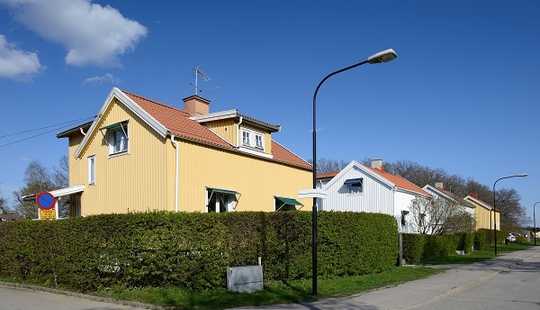 Bild von Zwei- und Einfamilienhaus, 2 Garagen